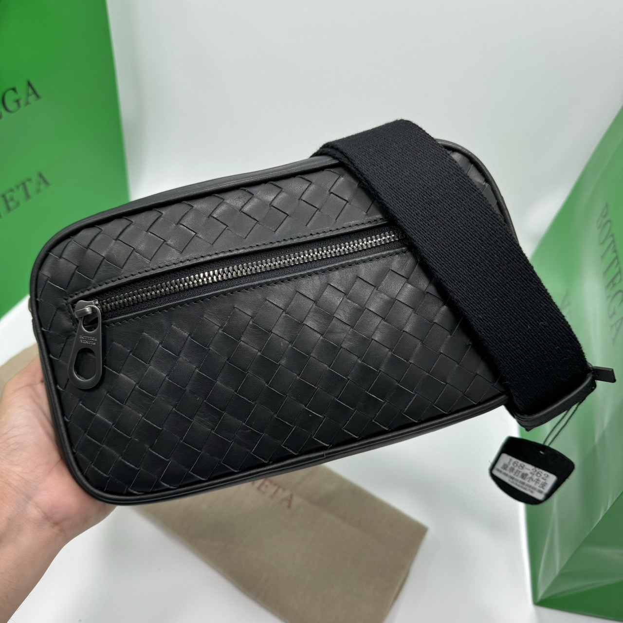 BOTTEGA Belt Bag กระเป๋าคาอก ดีไซส์สานเป็นเอกลักษณ์ everyday look เอาใจหนุ่มๆ สวยเท่คลาสสิก เกรดออริ 1:1