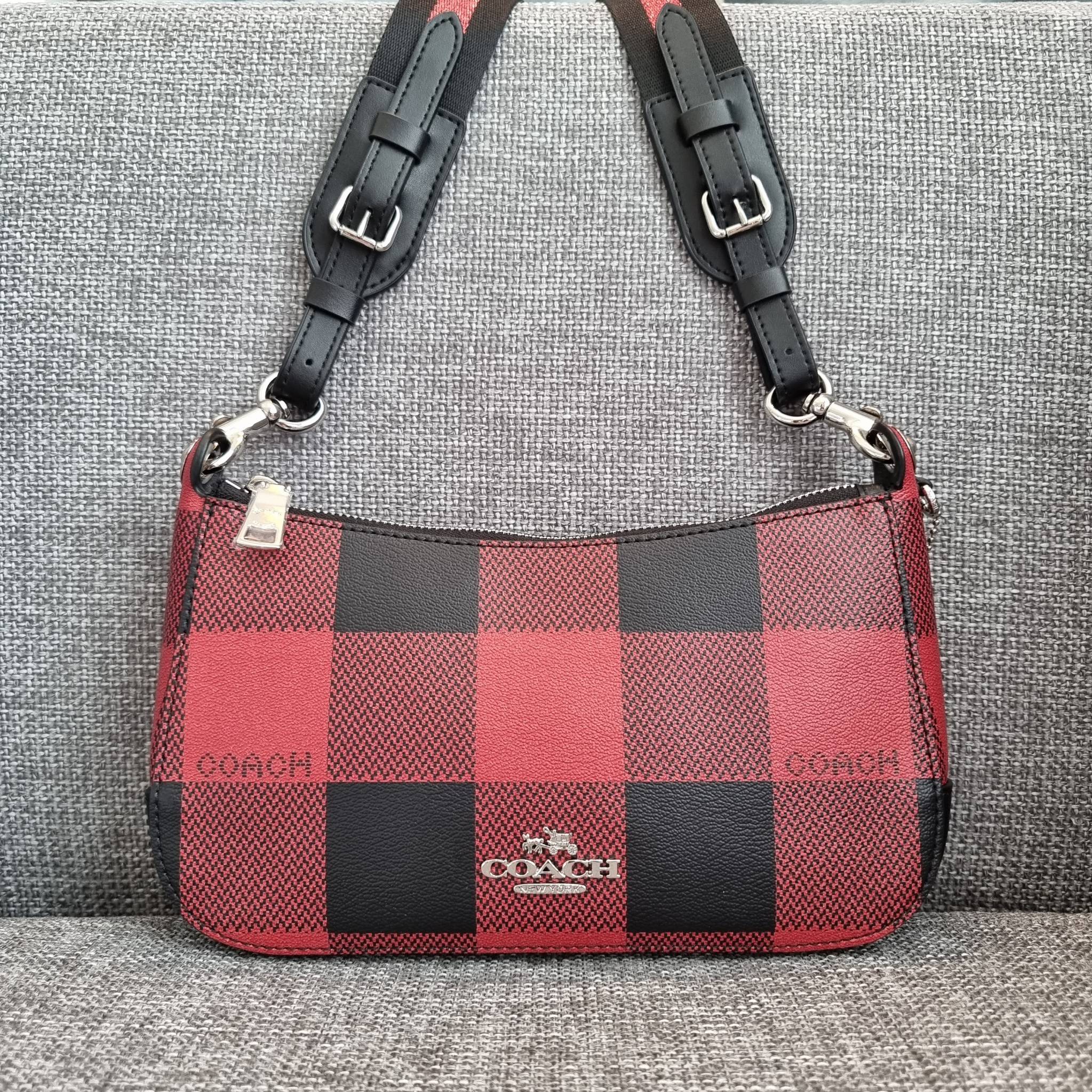 OUTLET 】COACH C6818 JES BAGUETTE WITH BUFFALO PLAID PRINT คอลเลคชั่นใหม่ล่าสุด พร้อมเสิร์ฟความสวยถึงบ้านเช่นเคย!! กระเป๋าสะพายทรงบาแกตต์ ดีไซน์ย้อนยุค ที่แอบแฝงความเรียบหรูดูแพงอยู่ในตัว โดดเด่นด้วยสายสะพายเส้นใหญ่ โทนสีคอนทราส ทำให้ไอเท็มนี้ดูมีลูกเล่นมา