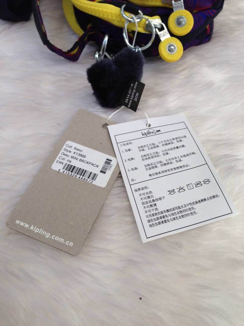 Kipling Mini Shoulder Bag K13869 Outlet Hongkong กระเป๋าสะพายไหล่ใบเล็กน่ารัก วัสดุผ้าไนล่อนกันน้ำอย่างดีตามแบบฉบับแบรนด์ แบ่งเป็นช่องซิป 3 ช่อง มีหูจับ ด้านในบุผ้าแบรนด์ มาพร้อมพวงกุญแจน้องลิง ใบนี้จุของได้เยอะน้ำหนักเบาค่ะ เหมาะมากกับการสะพายไปเที่ยวชิว