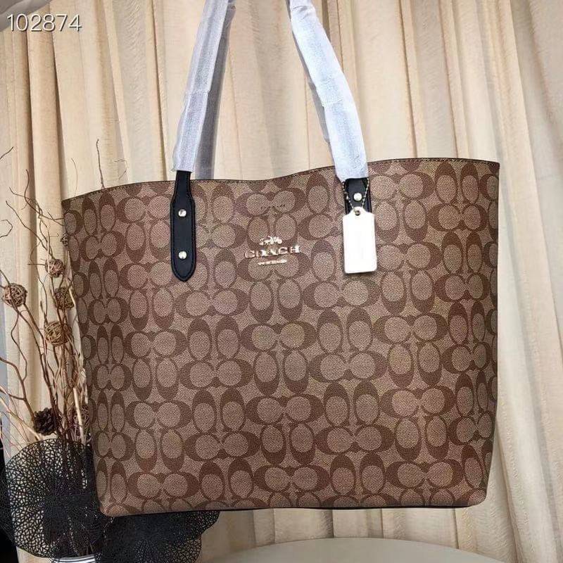 รุ่นยอดนิยม COACH TOWNTOTE IN SIGNATURE CANVAS F76636 กลับใช้ได้ทั้งสองด้าน ใบขนาดใหญ่จุใจ ใส่ของได้เยอะมากกก เป็นรุ่นที่สวยตลอดกาล ควรมีติดตู้ไว้เลยค่าา