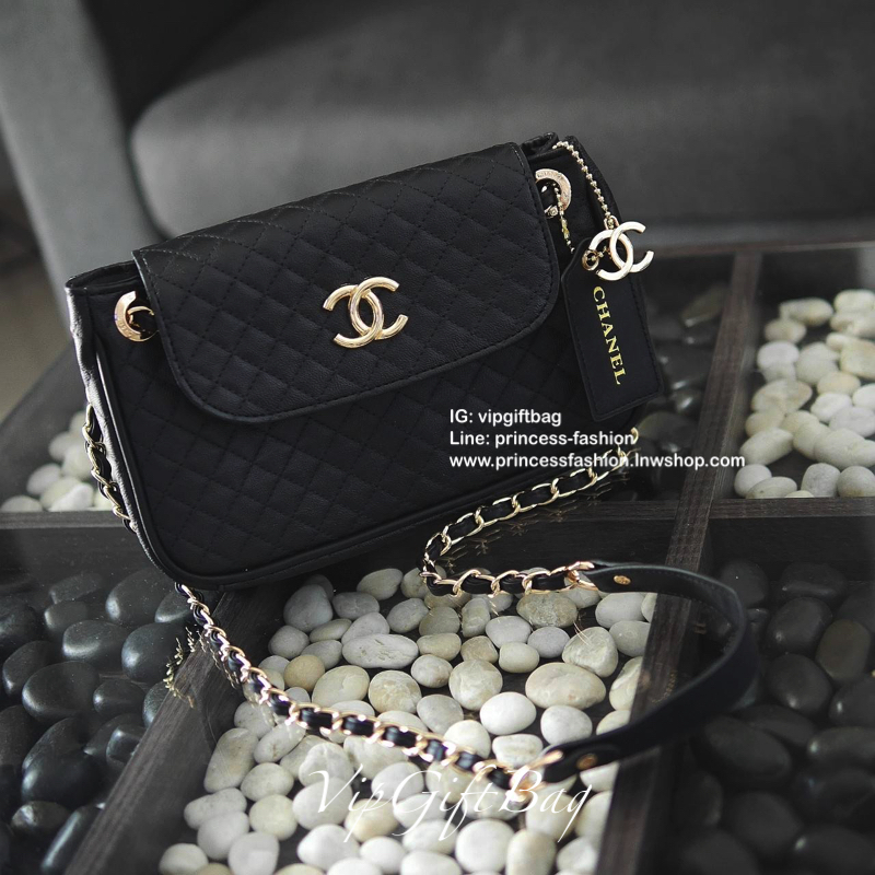 มาตามคำเรียกร้อง กับ CHANEL CROSSBODY BAGงานสวยหรูจาก CHANEL VIP GIFT (NOT FOR SALE) ตังกระเป๋าลายคาเวียร์เต็มใบสุดหรู เปิดปิดด้วยกระดุมแม่เหล็ก ด้านในมีช่องใส่ของช่องใหญ่ ช่องซิปและช่องเล็กใส่บัตร มาพร้อมสายสะพายแบบโซ่ทองสลับหนัง ตัวสะพายไหล่เป็นที่รองแบ