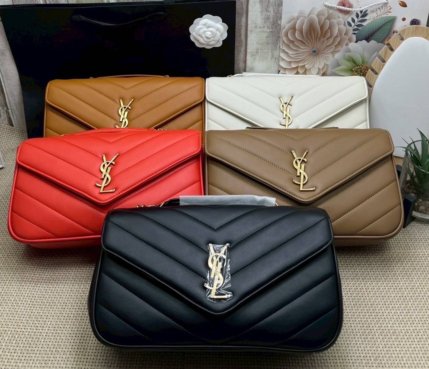 ORI หนังแท้ | 28cm YSL LOULOU medium in MATELASSÉ กระเป๋าสะพายสายโซ่าีทองหรูหรา งานหนังแท้เนื้อนุ่มตะเข็บเย็บลายเชฟรอนสวยหรูโดดเด่นเป็นเอกลักษณ์ 🤍 เกรดออริจินอล หนังแท้