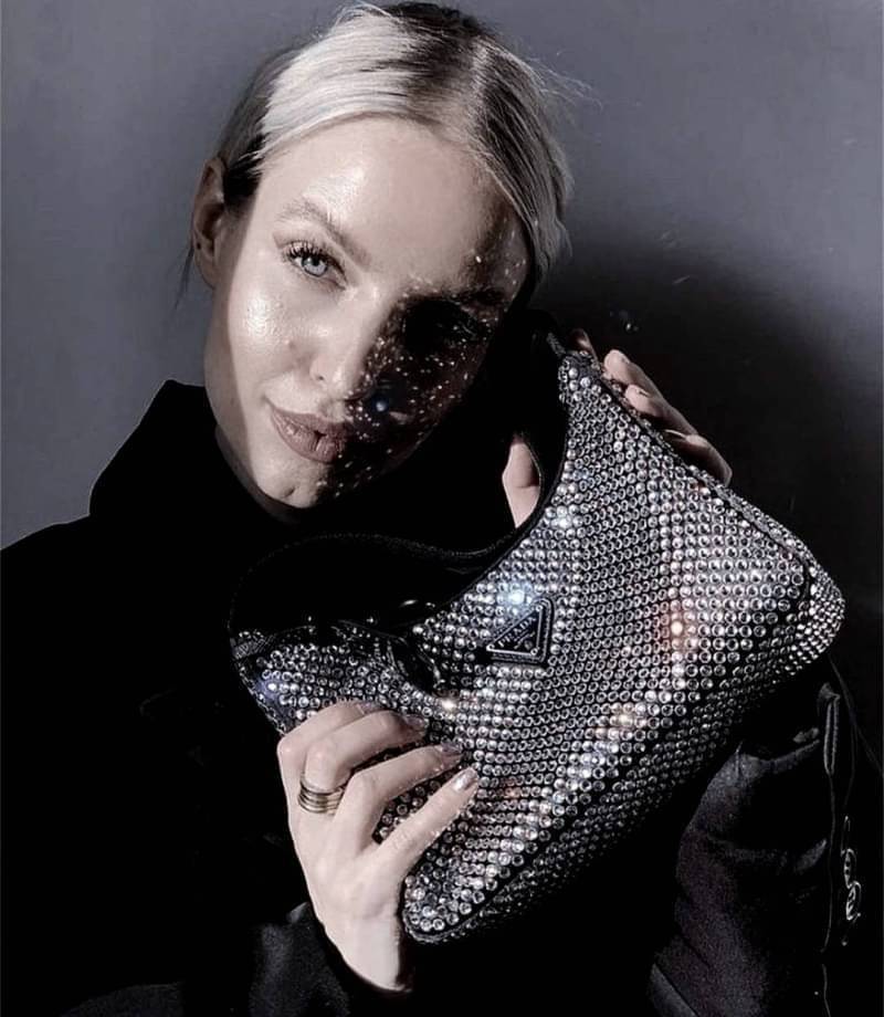 เซทสุดคุ้ม! ซื้อ1ได้ถึง3 PRADA CRYSTALS BAG WITH KEYCHAIN AND VACUUM BOTTLE VIP สวยหรูดูดี items นี้คุ้มมากๆได้ถึง3อย่างทั้งกระเป๋าสะพาย+พวงกุญแจ+กระบอกน้ำครบชุดไอเท็มแนะนำน่าใช้น่าสะสม