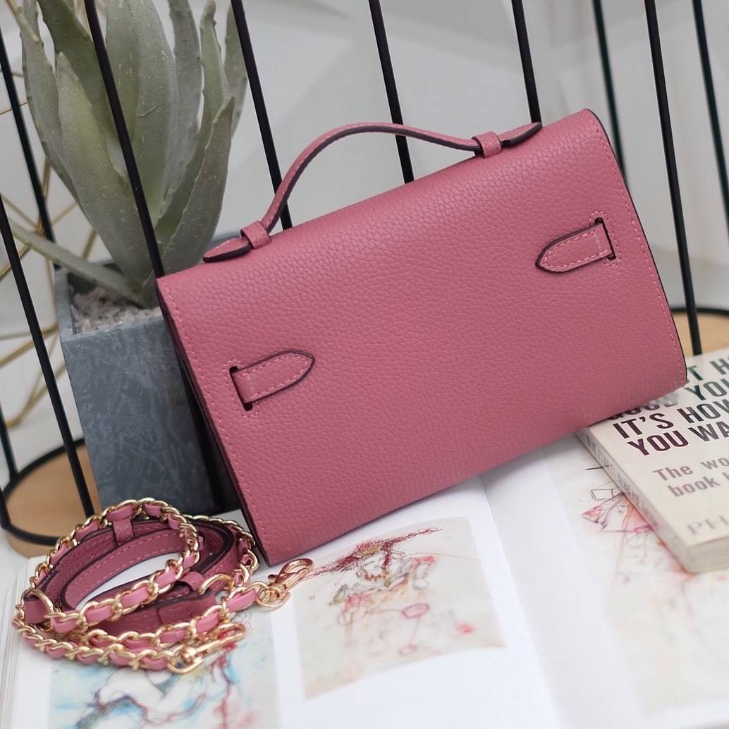 KEEP • Ellis • กระเป๋า คลัช ถือ //สะพาย ขนาด กะลังดี ทรงสวย แค่ใบเดียวจบ! หนังคุณภาพเยี่ยม ภายใน จุของคุ้ม ใส่บัตร ใส่มือถือได้ทุกรุ่น ใบนี้ จะแต่งกับ Look ไหนก้อเข้ากันได้ดีแน่นอนค๊า Don't miss!! หนังลายสวยมาก นิ่มมือ ภายในใส่ของจุกจิก 2 ด้านเลย สาม