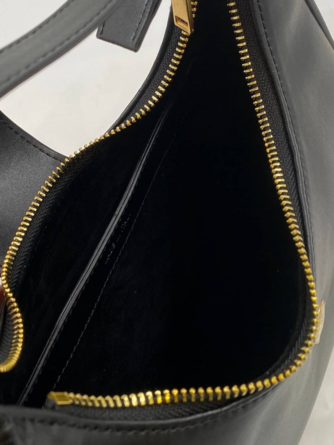 CELINE AVA TRIOMPHE SOFT BAG IN TRIOMPHE CANVAS AND CALFSKIN / CELINE SHOULDER BAG รุ่นใหม่ล่าสุดดีไซน์สวยหรู หนังสวยอยู่ทรง ภายในโล่งกว้างและจุสามารถใส่มือถือ กระเป๋าสตางค์ ของใช้ได้เยอะ