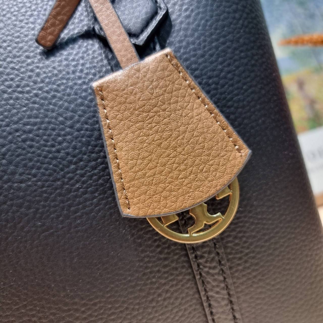 TORY BURCH PERRY SMALL TRIPLE COMPARTMENT TOTE BAG กระเป๋าโท้ทขนาดเล็ก รุ่นขายดี ทรงสวย ดีไซน์ออกมาให้ใช้งานได้ทุกลุค ทุกโอกาส สวยคมชัดทุกสี