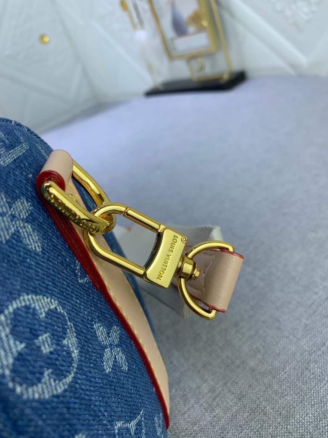 LV Keepall Bandouliere 25 Monogram Denim Canvas กระเป๋าสะพายใบเล็กเดนิมสุดเท่สายสปอร์ต เกรดออริ 1:1 ใช้งานต่างประเทศได้