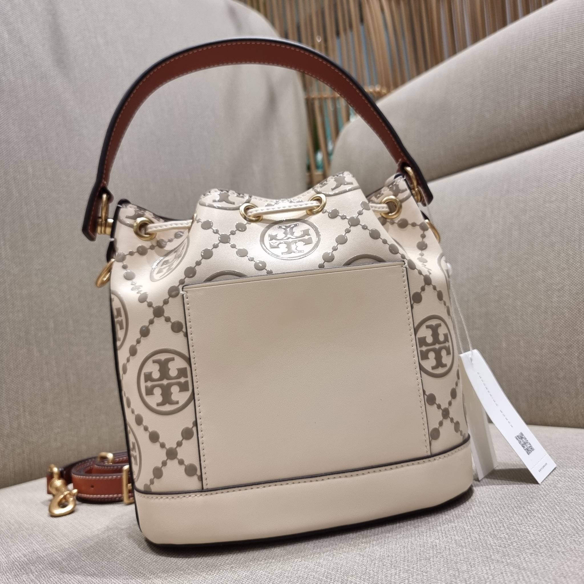 TORY BURCH T MONOGRAM EMBOSSED BUCKET BAG คอลเลคชั่นใหม่ กับกระเป๋าบัคเก็ตทรงยอดนิยม ดีไซน์ใหม่ล่าสุด สวยลูกคุณหนู หรูหรา!! ด้วยดีเทลผิวลายนูนลวดลายเอกลักษณ์ วัสดุหนังแท้ ปากกระเป๋ารูดเปิด-ปิดได้ มีหูจับในตัว สะดวกใช้ไปอีก และมีสายสะพายข้าง ปรับได้อีกด้วย