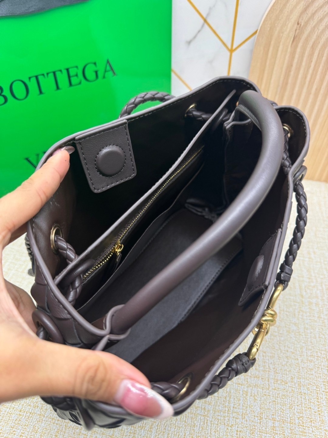 BOTTEGA Small Andiamo Top handle bag 28cm / BOTTEGA Tote Bag กระเป๋าสะพายดีไซส์สาน วัสดุเดนิมคอตตอนรุ่นใหม่ สวยงามเป็นเอกลักษณ์ เกรดออริ 1:1 ใช้งานต่างประเทศได้