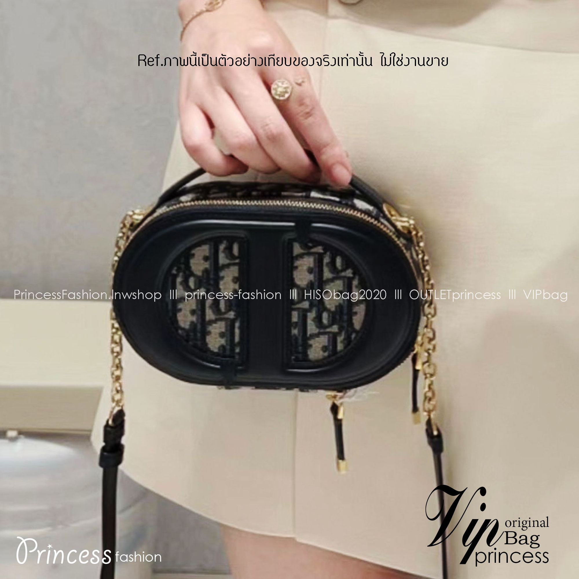 DIOR CD Signature Bag with Strap 17cm / CD OVAL CAMERA BAG / Dior Camera Bag ดีไซส์ใหม่ล่าสุด บ่งบอกถึงความหรู แต่ใช้งานได้โอกาส ใช้ได้ทั้งชายหญิง กระเป๋าสะพายทรงกล้อง ขนาดกะทัดรัด ไซส์สะพายคล่องตัว สีผู้ดีมากๆ