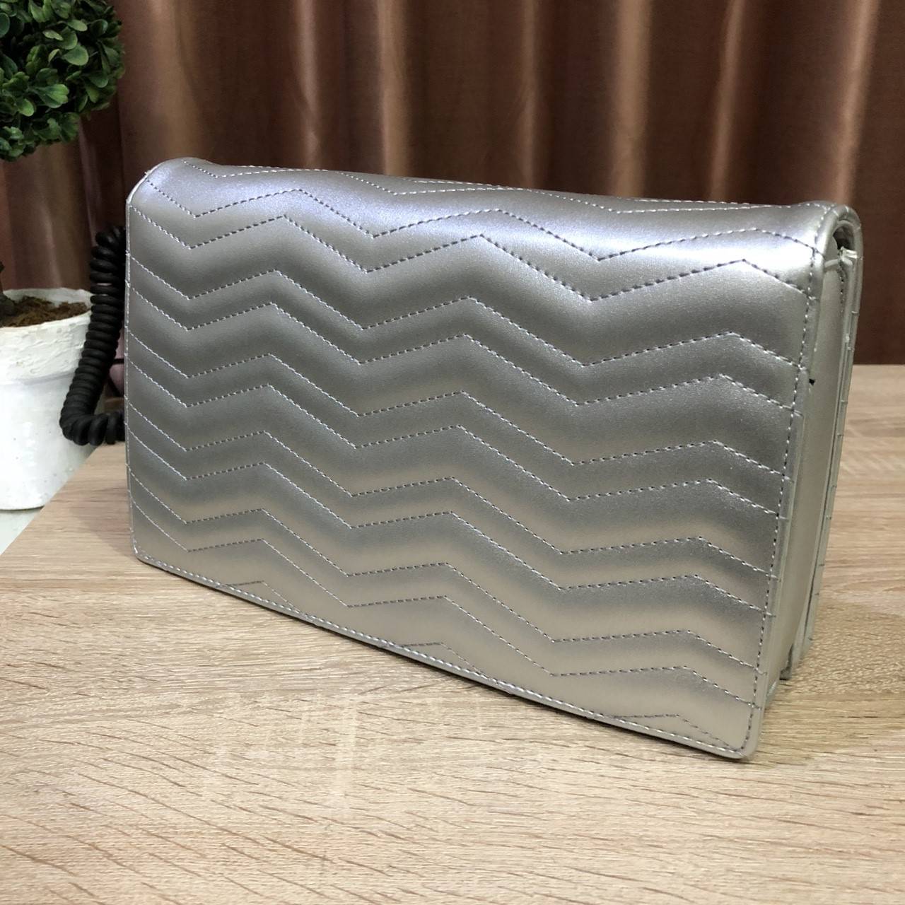 New 2018! PEDRO METAL DETAIL SHOULDER BAG กระเป๋าสะพายทรง คลัช ขนาดกำลังดี ดูหรูหรา หนังpuลายตะเข็บดีเทล สวยยค่ะ เปิด-ปิดด้วยแม่เหล็ก ภายในมี 2 ช่อง และช่องซิปเล็ก จุของได้เยอะ อยู่ทรงแข็ง สายสะพายมีที่รองบ่า จะสะพายหรือสายสามารถเก็บแล้วถือเป็นคลัชออกงาน 