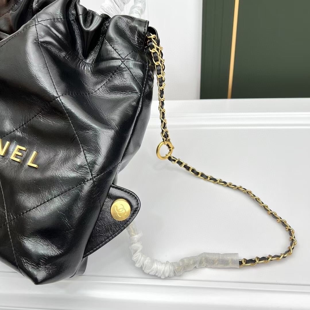 Chanel 22 backpack (small) กระเป๋าสะพายหลัง หนังเคลือบเงาและโลหะสีทองต่อยอดจากรุ่น ss22 ที่ ฮอตข้ามปีเพิ่มขนาดและหูถือยิ่งดูดีไปมากค่ะ