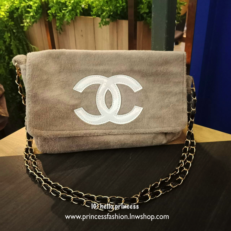 NEW UPDATE 2019! Chanel Beaute Crossbody Bag กระเป๋าถือหรือสะพายพรีเมี่ยมของเเท้จาก Chanel Cosmetic Counter VIP Gift รุ่นแนะนำวัสดุขนวูฟสีเบจหนานุ่มตัดโลโก้แบรนด์หนังแก้วสวยโดดเด่น น้ำหนักเบา เปิดปิดด้วยฝาปิดกระดุมแม่เหล็ก ใบใหญ่กำลังดีใส่ ipad กระเป๋าสตา