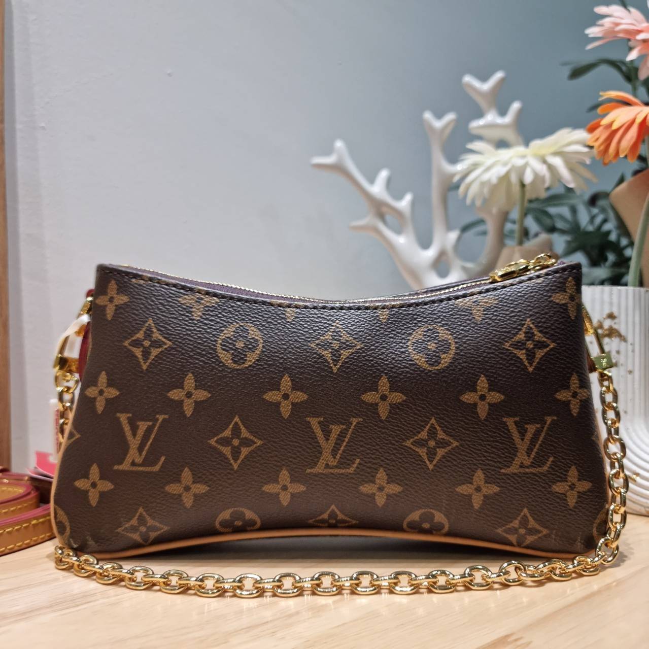 LV liv pochette กระเป๋าสะพายทรงสวย เป็นเอกลักษณ์ ดีไซน์ลวดลายโมโนแกรมเรียบหรู