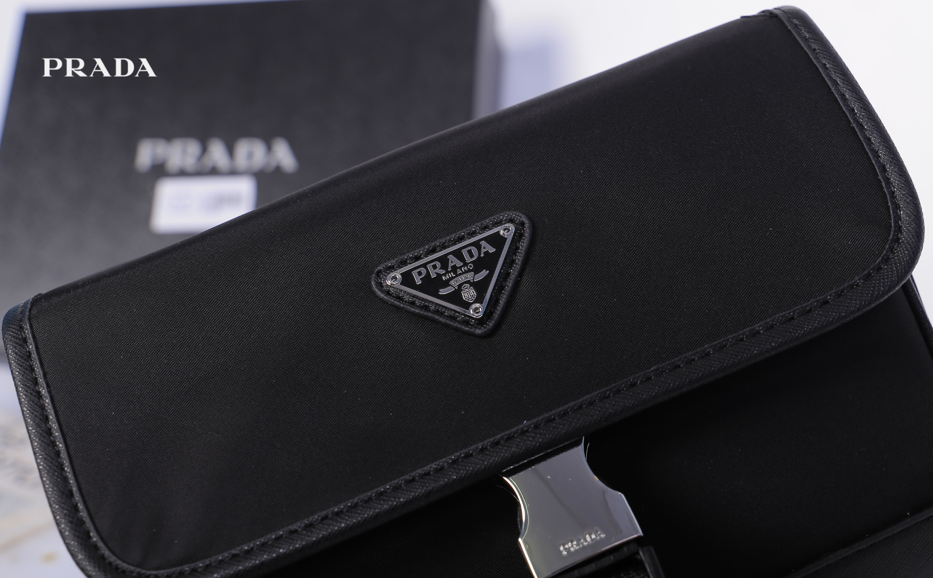 Prada NYLON & Saffiano crossbody bag กระเป๋าสะพายขนาดกำลังน่ารัก วัสดุ NYLON ผสม หนังลาย Saffiano ขนาดกำลังพอดี อยู่ทรง