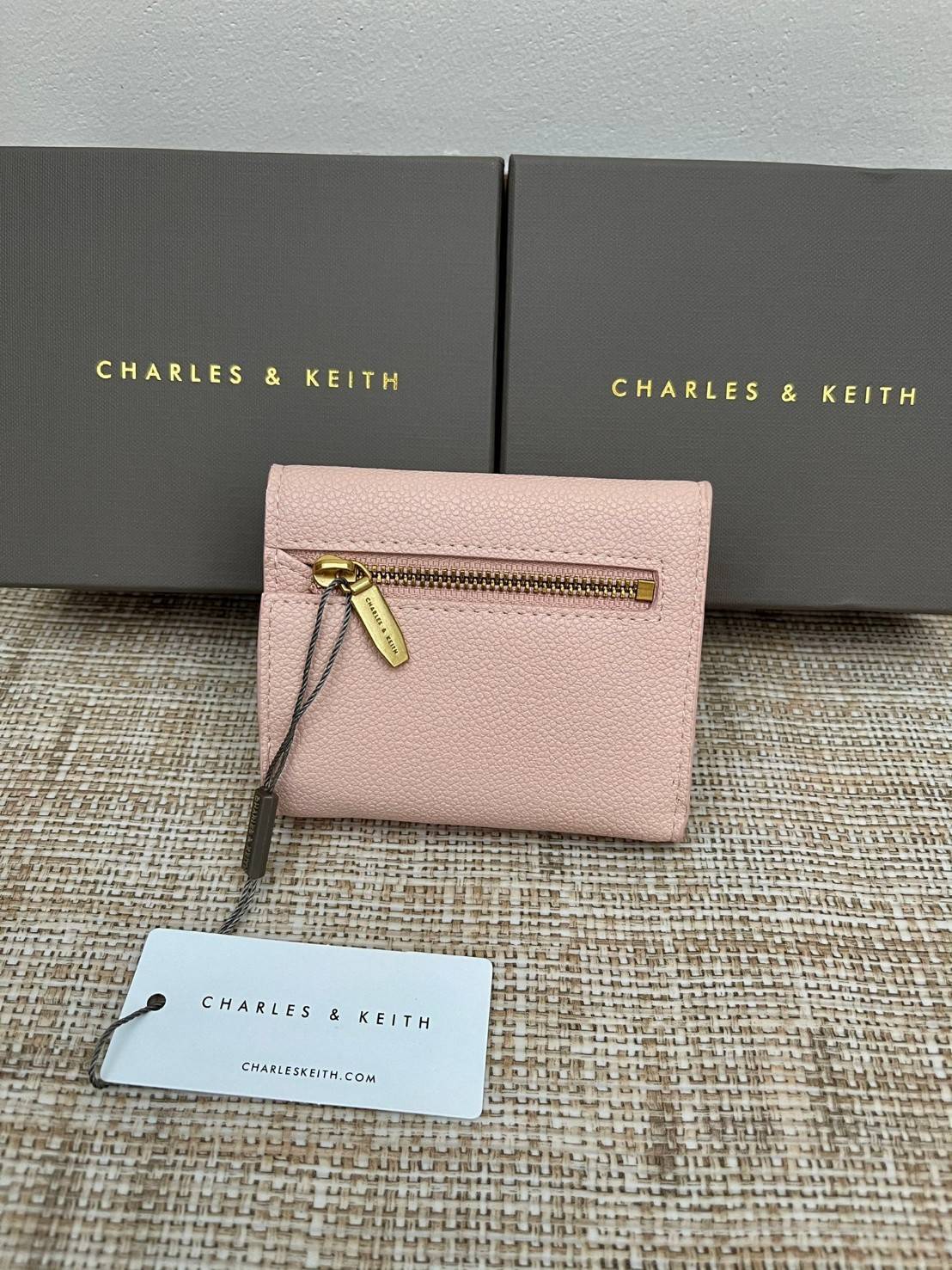 CHARLES & KEITH MINI SNAP-BUTTON SMALL WALLET กระเป๋าเงินใบ 3 พับสุดคลาสสิค ขนาดกระทัดรัดเหมาะกับการพกพาและใช้กับกระเป๋าใบเล็กมากๆเลยค่า