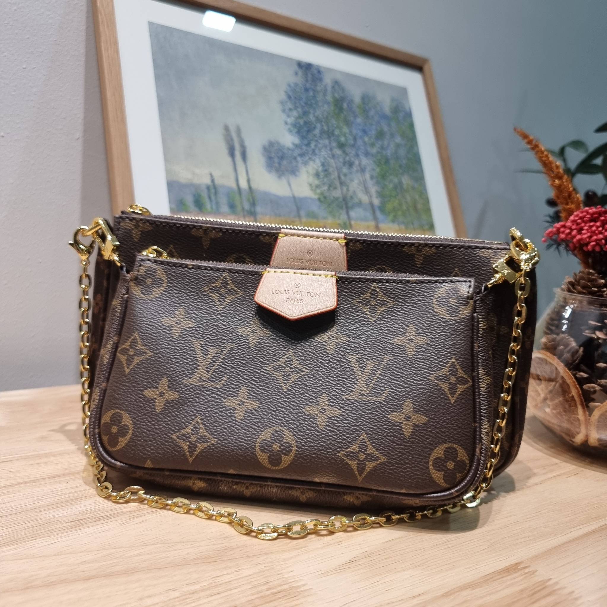 Set 4 ชิ้น LV Multi Pochette Bag New in!! กับ box set ชวนสะสม ที่จับเอารุ่นยอดฮิต มามิกซ์รวมกับไอเท็มสุดคุ้มของมันต้องมี!! จัดเรียงให้อยู่ในกล่องสุดหรู ไม่ว่าจะตัวกระเป๋า กระเป๋าสตางค์ กระเป๋าจิ๋ว ใบไหนๆก็นำมาใช้งานได้จริง คุ้มค่ามากๆ แถมฟรี! ริบบิ้นลายลิ