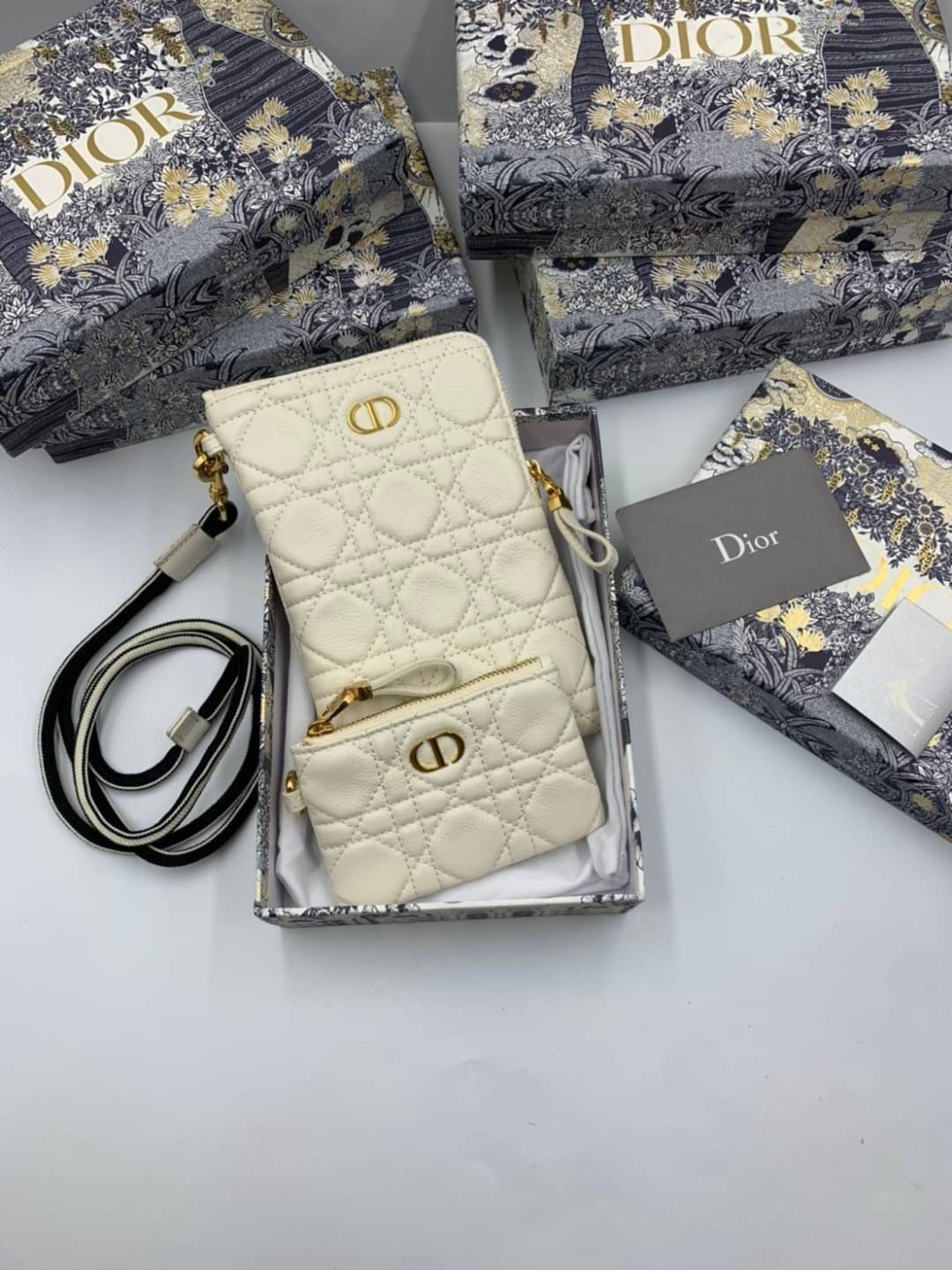 VIP 】CHRISTIAN DIOR PHONE BAG 2 in 1 DOUBLE BAG กระเป๋าเซ็ท 2 ใบ มีสายสะพายข้าง ถอดออกใช้งานได้ ถือว่าคุ้มมากๆเลยค่ะ สามารถใช้งานแยกกันได้ ใส่สายสะพายหรือ ถือได้ วัสดุหนังแท้ สวยงามนุ่มฟู น่ารักมากๆ เลยน้าาา