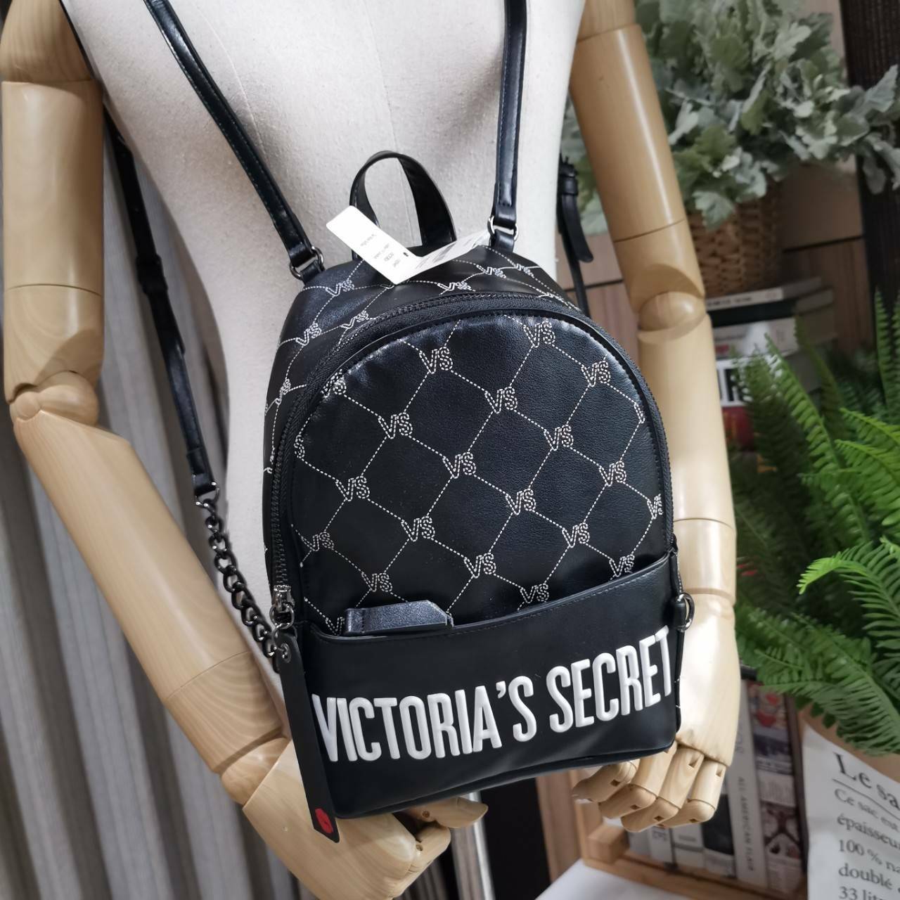 VICTORIA's SECRET MONOGRAM MINI CITY BACKPACK กระเป๋าเป้รุ่นใหม่ล่าสุดวัสดุหนังเรียบลาย Monogram ดีไซน์สวยดู Cool ขนาดมินิ น้ำหนักเบา เปิดปิดด้วยซิปสะดวกใช้ ด้านหน้ามีช่องซิป หูจับถนัดมือ สายสะพายปรับระดับได้ สวยน่าใช้มากๆค่ะ ไอเท็มใหมาชนช็อป! ราคาสุ