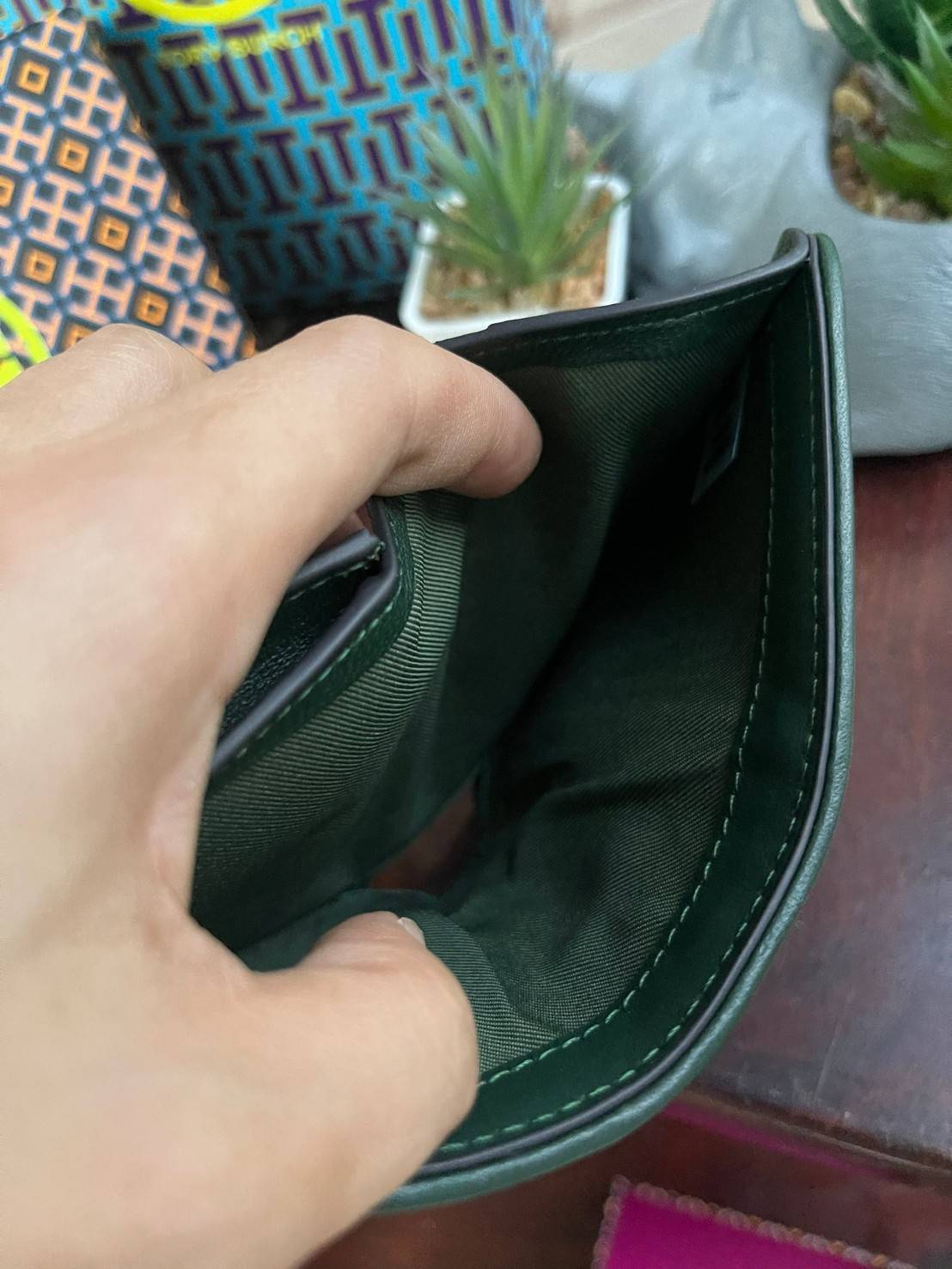 ของแท้ 💯% Tory burch fleming bifold mini wallet กระเป๋าสตางค์ทรงพับ2ตอนที่มีฟังก์ชั่นครบ ทั้งใส่การด์ เหรียญและธนบัตรได้ ดีเทลลายตารางเย็บสองชั้น