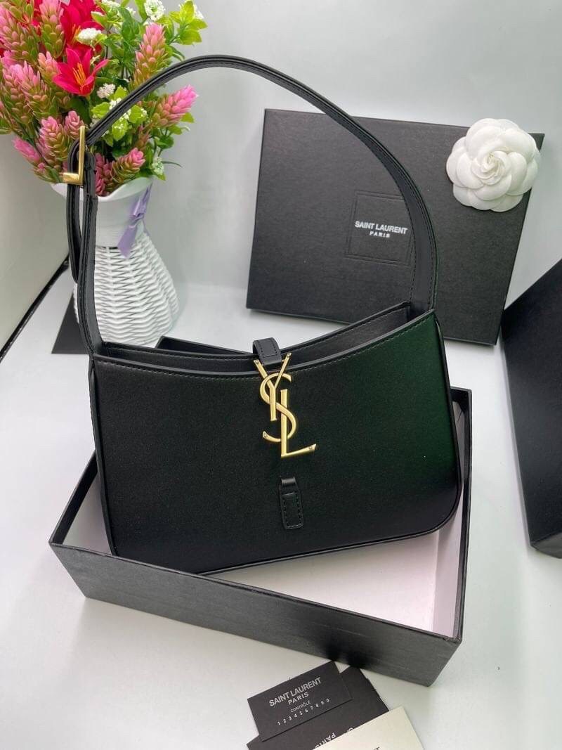 3สี VIP GIFT 】หนังแท้ Saint Laurent Le 5 à 7 Leather Hobo Bag รุ่นยอดนิยม รุ่นหายาก รุ่นที่สาวๆตามหา ใบนี้เลย!! สวยหรู กระเป๋าสะพายไหล่ ดีไซน์อยู่ทรง คลาสสิคแฝงความหรูด้วยโลโก้สีทองอร่ามโดดเด่น วัสดุหนังเรียบ สาวๆที่รออยู่ต้องรีบจัด รีบมีเป็นของตัวเองกันน