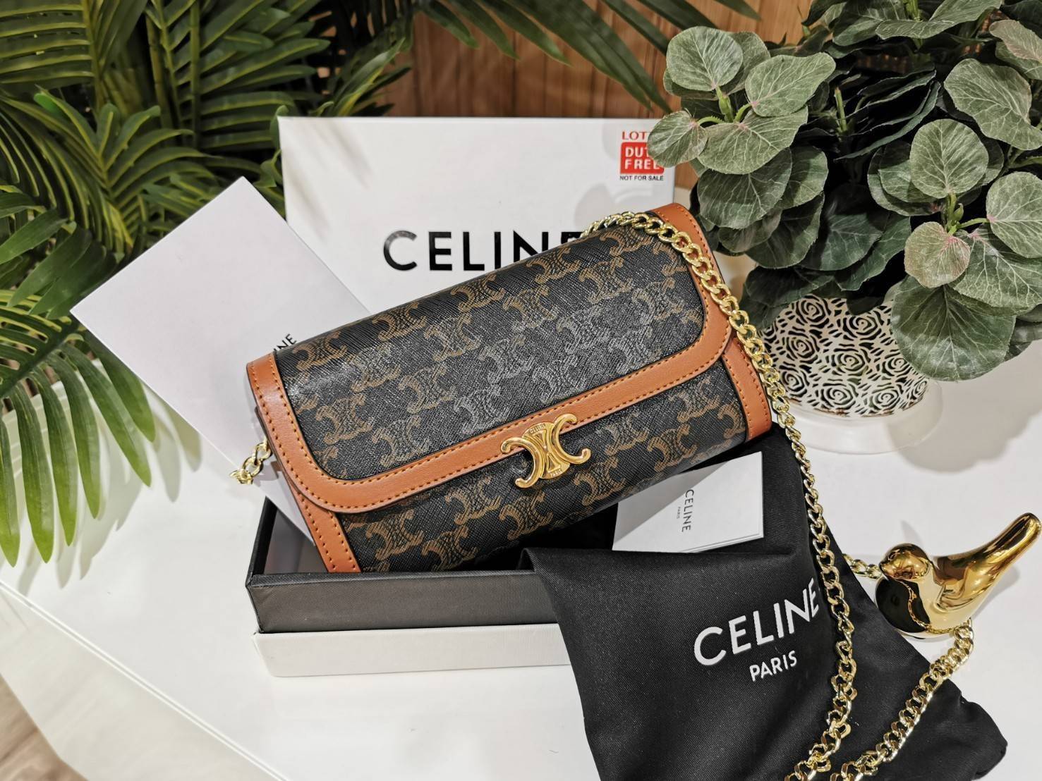 CELINE CLUTCH BAG WITH CHAIN VIP GIFT WITH PURCHASE GWP กระเป๋าพรีเมี่ยมกิ๊ฟ Limited จาก CELINE HAUTE PARFUME DUTYFREE COUNTER วัสดุ Triomphe Canvas หนังสวยอยู่ทรงเปิดปิดด้วยฝาปิดกระดุมประดับโลโก้แบรนด์สีทองด้านหน้า ภายในมีช่องแบ่งหลายช่อง มีช่องใส่บัตรหล