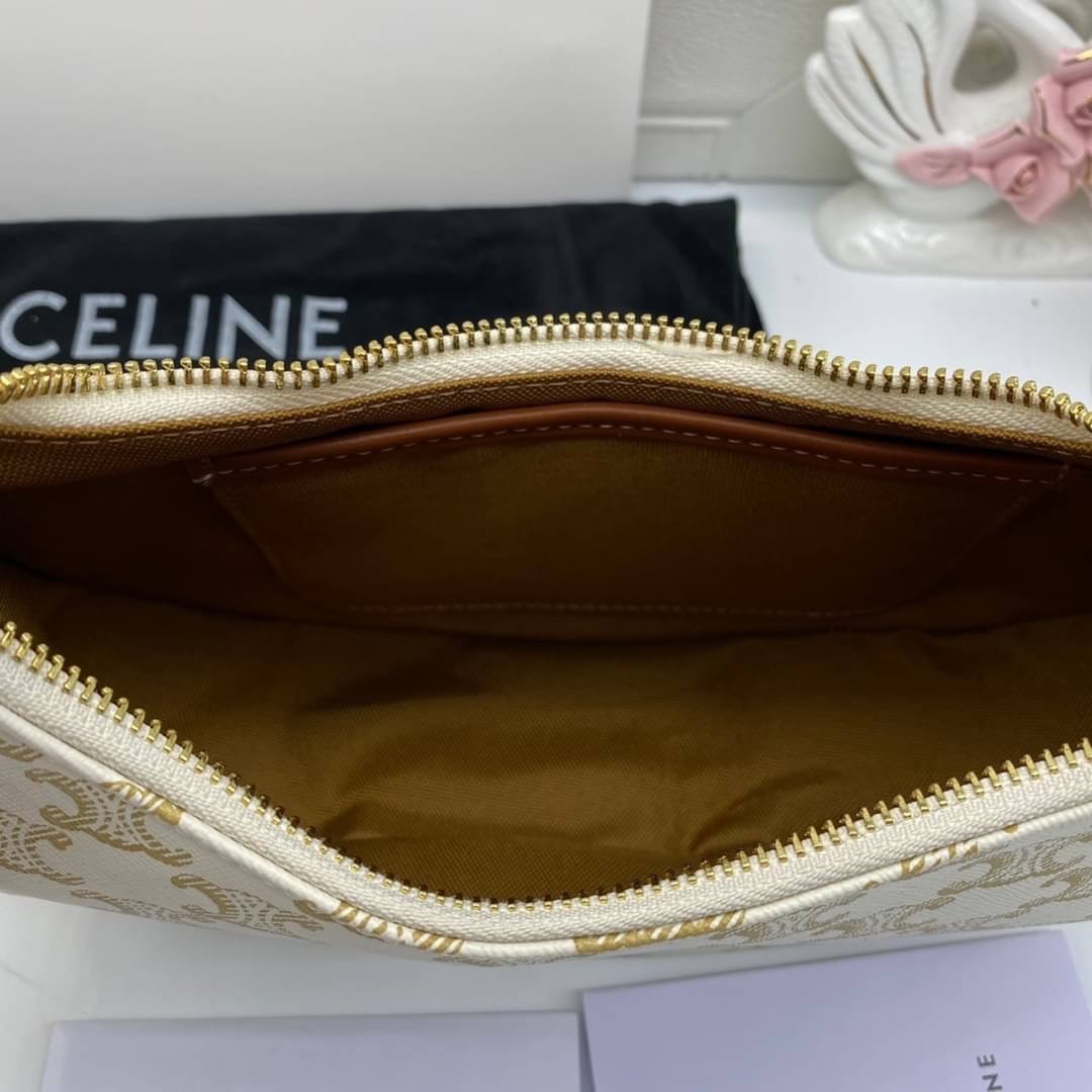 หนังแท้ CELINE AVA / CELINE Vintage Classic Ava bag 1 ใน คอลเลคชั่น “Triomphe Canvas” มาพร้อมสายสะพายไหล่ที่ปรับความยาวได้ และเนื่องจากช่วงล่างของกระเป๋ามีขนาดใหญ่กว่าช่วงบน จึงทำให้ไม่เสียทรงเมื่อเราใส่สิ่งของอย่างกระเป๋าสตางค์หรือโทรศัพท์มือถือ หากดูภาพ