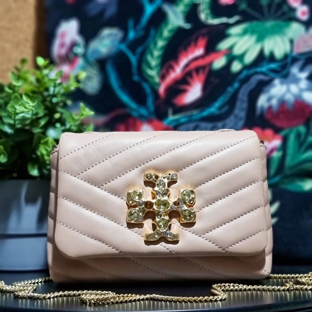 TORY BURCH KIRA CHEVRON EMBELLISHED LOGO MINI BAG ตามคำเรียกร้องจ้า!! ไซส์มินิ สะดวกใช้ พกพาง่าย สไตล์คุณหนู!! กระเป๋าสะพายข้าง ดีไซน์ทรงคลาสสิค โดดเด่นด้วยโลโก้ดีไซน์ประดับเม็ดสี เพิ่มมูลค่าและดึงดูดสายตามากขึ้น วัสดุหนังแกะ สัมผัสนิ่มมือ เปิด-ปิดด้วยกระ