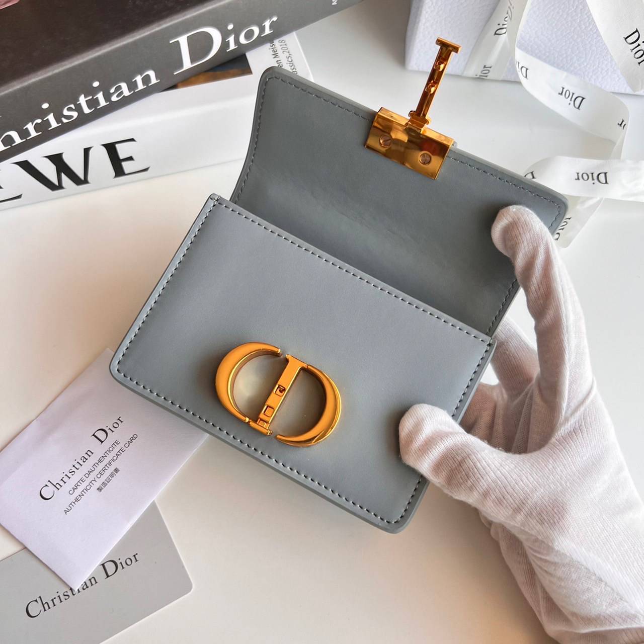 หนังแท้ DIOR Micro 30 Montaigne Bag พร้อมส่งที่ไทย เกรดเทพออริจินอลหนังแท้ สวยมากค่ะ ภาพสินค้าถ่ายจากงานขายจริง ใช้งานต่างประเทศได้ สายสะพายหนังยาวถอดได้ปรับระดับได้ จะสะพายไหล่หรือ CROSSBODY ก็ดูดีลุ๊คนี้คุณหนูมากค่ะ ไอเท็มนี้แนะนำไม่มีเอ้าท์ค่ะ ภาพถ่ายส