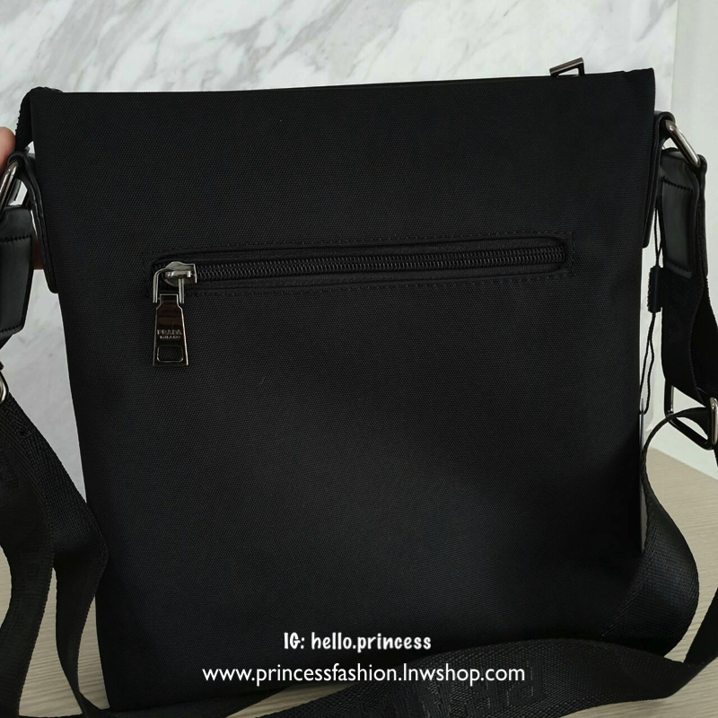 กระเป๋าผู้ชาย อเนกประสงค์ จากแบรนด์ PRADA วัสดุทำจากผ้า POLYESTER กันน้ำอย่างดี ขนาดกำลังดี จุของได้เยอะ ใส่Tabletได้ ใส่สมุดหนังสือได้สบาย โลโก้อะไหล่ลมดำ สวยหรูมากคะรุ่นนี้ อะไหล่สีเงิน มีช่องซิปด้านหลัง ภายในมีช่องซิปและป้ายหนังแบรนด์