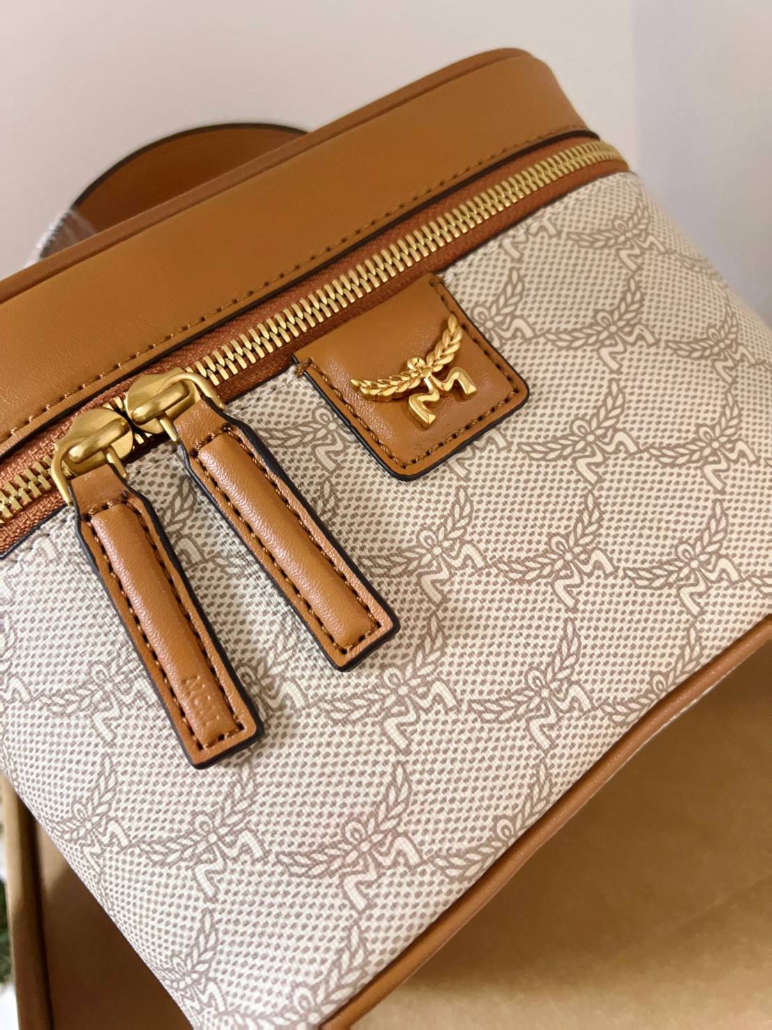 M.C.M HIMMEL VANITY CASE IN LAURETOS กระเป๋าทรงกล่อง มีหูจับด้านบน หนังสวยนุ่มมือ สวยงาม อะไหล่ทอง