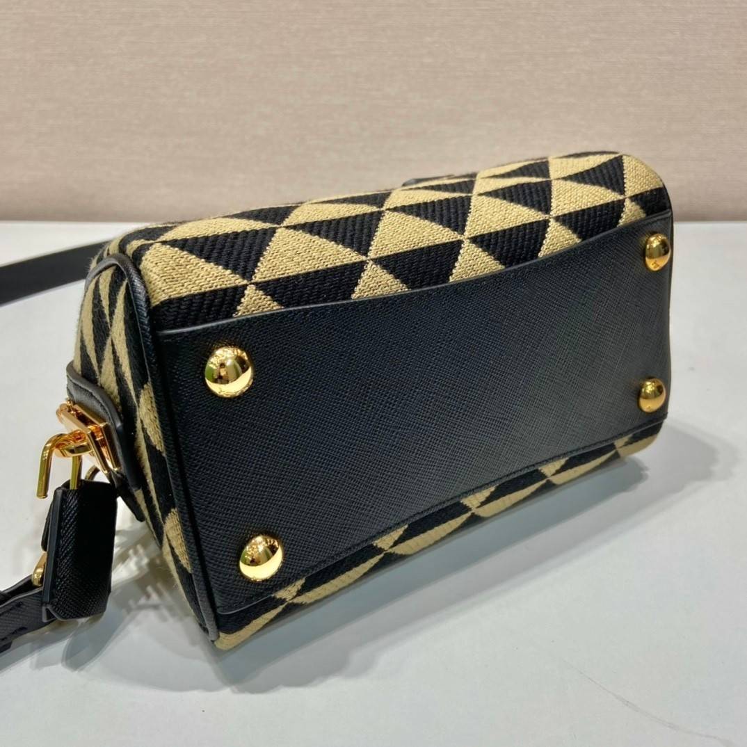 PRADA Symbole embroidered fabric top-handle bag พร้อมส่งรุ่นใหม่ มาแรง กับทรงหมอนอยู่ทรงสวย สาวๆห้ามพลาดเลยค่ะใบนี้ วัสดุทำจากผ้าแคนวาส