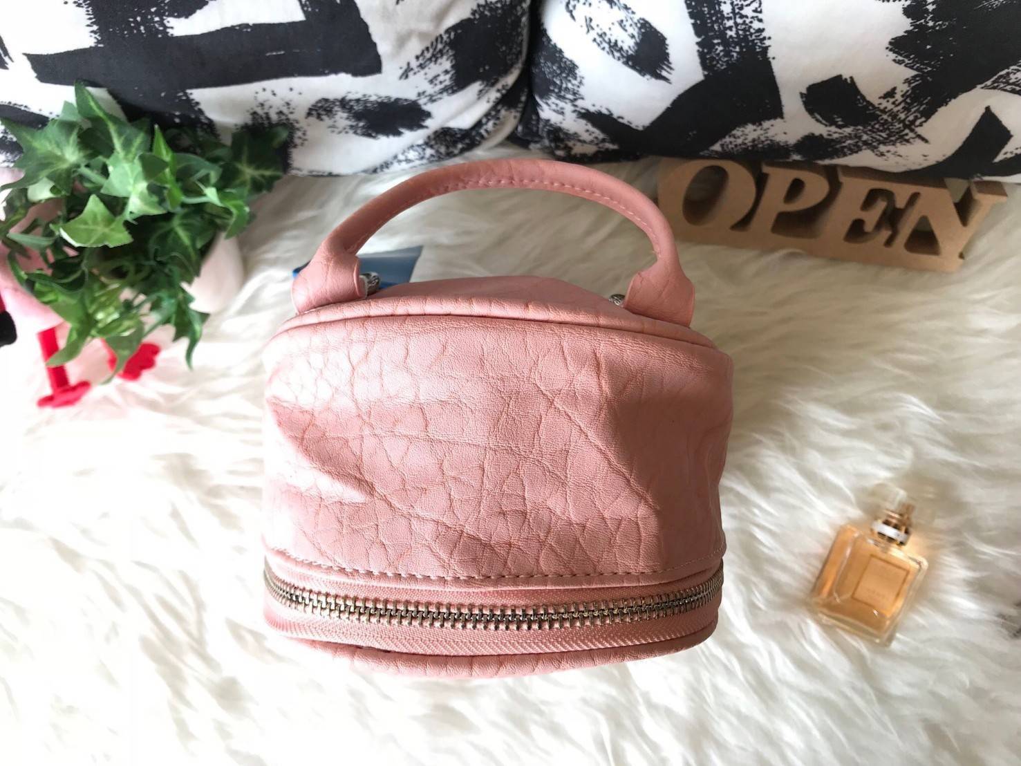 ADIDAS ORIGINALS CLASSIC MINI BACKPACK กระเป๋าเป้ทรงคลาสสิคไซส์มินิจากแบรนด์ adidas มาในขนาดกระทัดรัด น้ำหนักเบา พกพาสะดวกมากๆ วัสดุหนังนิ่มมือสุดๆ!! ทำความสะอาดง่าย เปิด-ปิดกระเป๋าด้วยซิป มีช่องหลักและช่องย่อยด้านหน้า หัวซิปปั๊มแบรนด์อะไหล่สวย ภายในกระเป