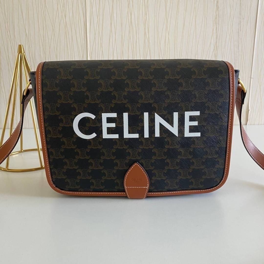 Celine Messenger Folco Bag in Triomphe Canvas กระเป๋าสะพายทรงแมสเซ็นเจอร์ โดดเด่นไม่เหมือนกับลวดลายแคนวาสที่เป็นเอกลักษ์แบรนด์แบบไม่เหมือนใครให้ด้วยความเรียบหรูดูทางการ เพิ่มความภูมิฐานให้กับคุณอย่างลงตัวเลยทีเดียวสำหรับกระเป๋าทรงแนวนอน ซึ่งเป็นกระเป๋าที่