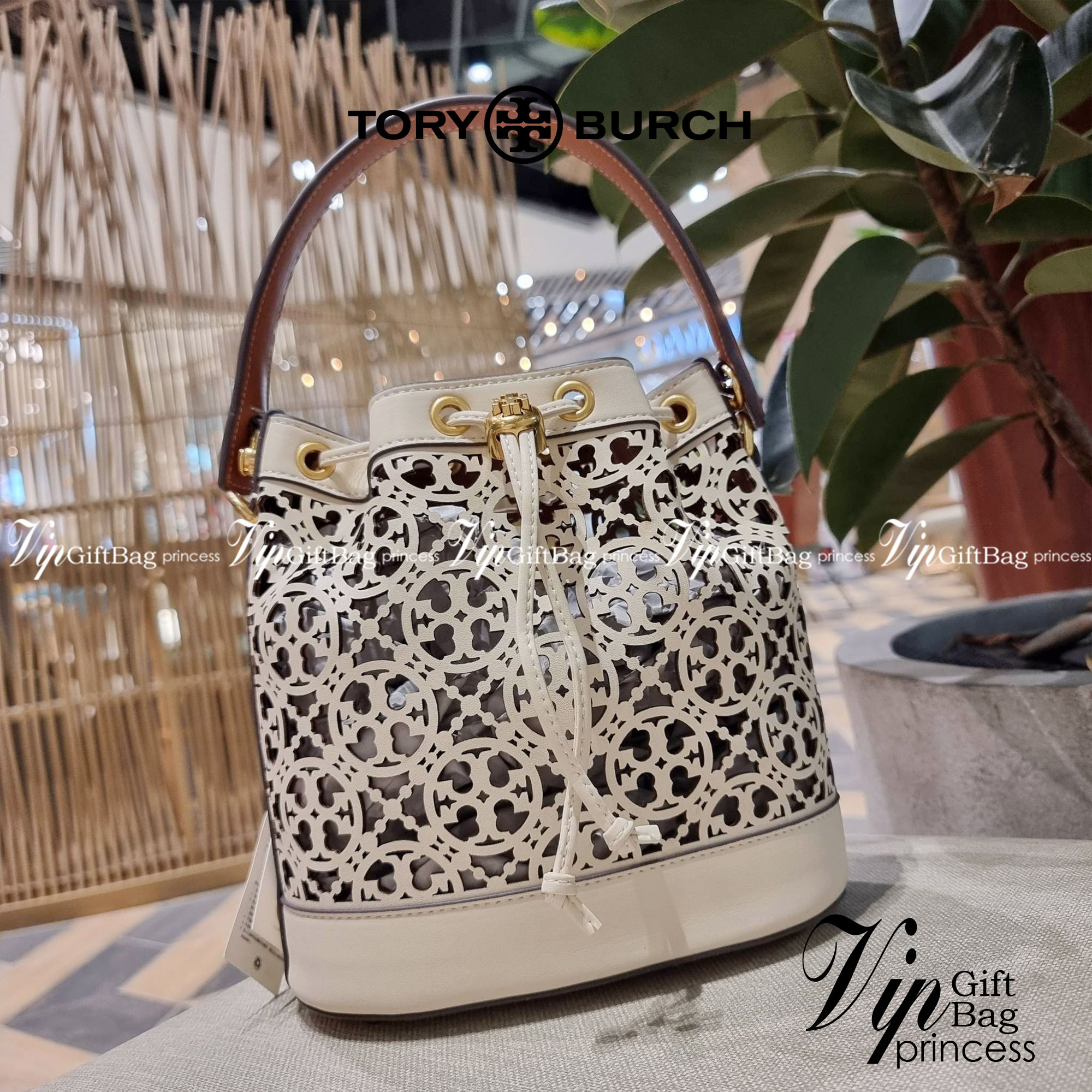 TORY BURCH T MONOGRAM LASER-CUT BUCKET BAG ใจบางที่สุดกับคอลเลคชั่นนี้ กับกระเป๋าสะพายทรงบัคเก็ต รุ่นชูโรงสุดฮิต ที่เพิ่มดีเทลความแพงด้วยการฉลุลวดลายโมโนแกรมรอบใบ ถักทอเป็นเส้นลายสานที่สวยงามมาก งานฝีมือจริงๆ วัสดุหนัง cowhide รูดเปิด-ปิดด้วยเส้นหนัง มาพร