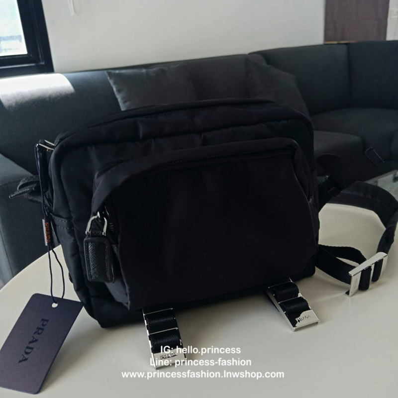 Prada Bag ทรงใหม่มีไว้ไม่ซ้ำใครแน่นอนคะ จะสะพายข้าง หรือ คาดอกก็ได้คะ วัสดุทำจากผ้าNylon กันน้ำ ตัวอะไหล่สีเงิน ขนาดกำลังดี ใส่ของได้เยอะคะ มือถือ กระเป๋าตังใส่ได้ สบายๆคะ ด้านหน้าและด้านหลังมีช่องซิปแยกให้อีกคะ ใช้ได้ทั้งผู้ชายผู้หญิงเลยคะ ด้านข้างกระเป๋