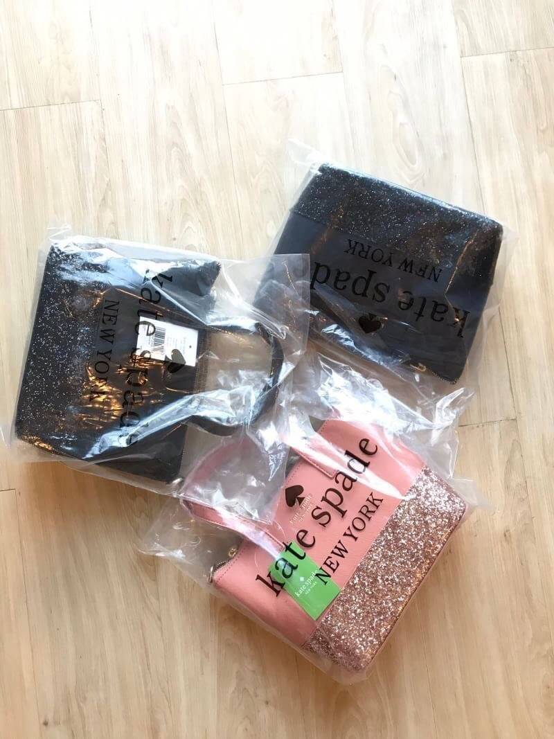 Kate Spade INA Greta Court Glitter Crossbody กระเป๋าถือหรือสะพายใบเล็ก วัสดุหนัง Saffiano สวยหรู ด้านหน้าประดับโลโก้สีทองสวย ก้นกระเป๋ามีดีเทลด้วยGlitter วิ้งๆดูหรู ภายในมีช่องซิปและช่องเล็ก สามารถใส่ ipad mini กระเป๋าสตางค์ใบยาวและของจุกจิกได้เยอะ มีหมุด