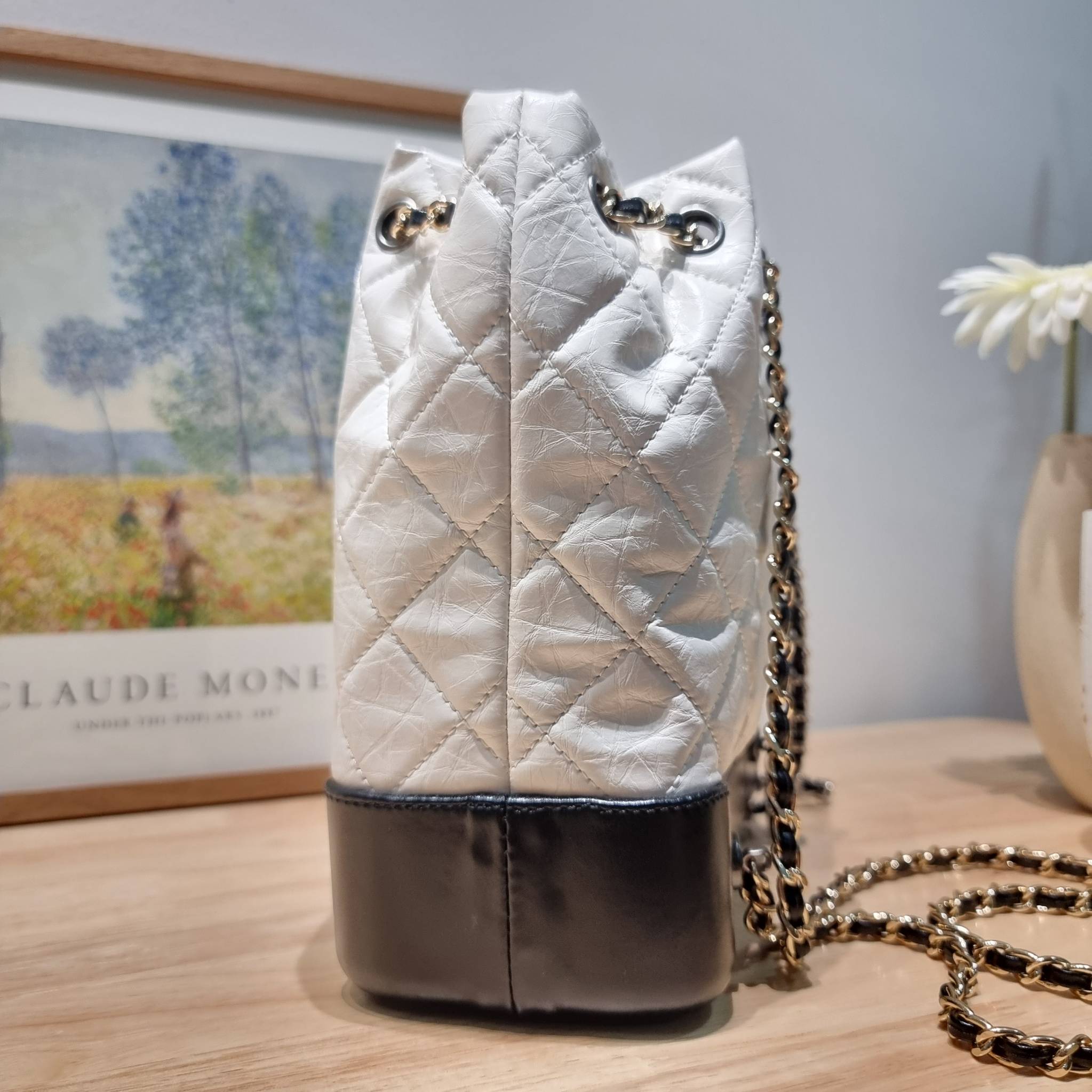 Chanel gabrielle backpack ไอเท็ม best seller กับรุ่นสุดปังในรูปแบบกระเป๋าเป้ ดีไซน์หรูคลาสสิค สายสะพายในตัวรูดปากกระเป๋าเก็บทรงได้ หรือจะรูดด้านหน้ายาวสุด