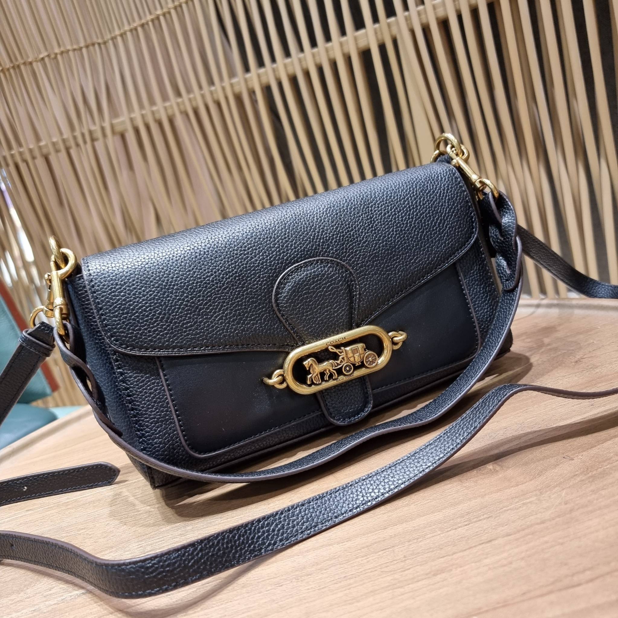 COACH SMALL JADE SHOULDER BAG [F91105,90782] กระเป๋าสะพายไหล่ ดีไซน์วินเทจย้อนยุค สวยคมชัด คลาสสิคใช้ได้ทุกลุค วัสดุหนัง pepble ทนทาน เปิด-ปิดด้วยฝาคาดโลโก้ พร้อมแถบแม่เหล็กในตัว รับรองแน่นหนา ด้านหลังมีช่องซิปให้ ภายในเป็นช่องโล่ง ขนาดกำลังดี ใช้งานง่าย 