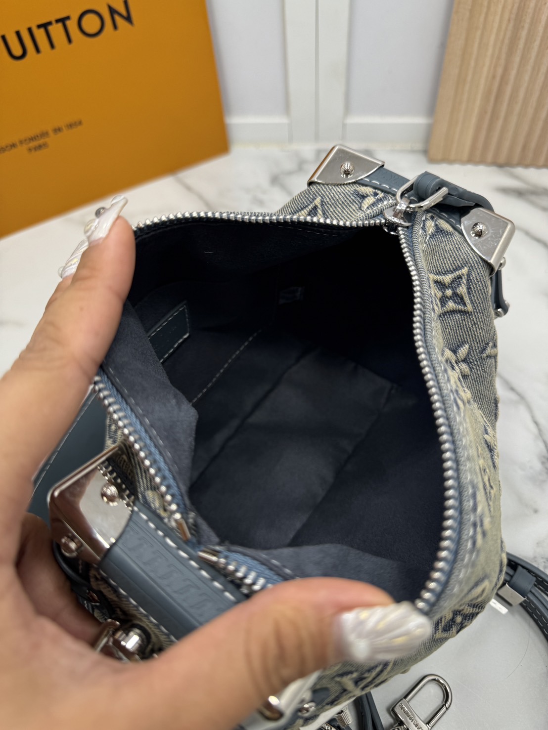 LV Side Trunk Monogram Denim Bag กระเป๋าสะพายทรงกล่องเดนิมซีดสไตล์วินเทจ ปั้มนูนโลโก้ลายโมโนแกรม ไอเท็มหรูหราย้อนยุค ผสมผสานความทันสมัย รูปทรงกล่องสัดส่วนสวยลงตัว โดดเด่นชวนมอง