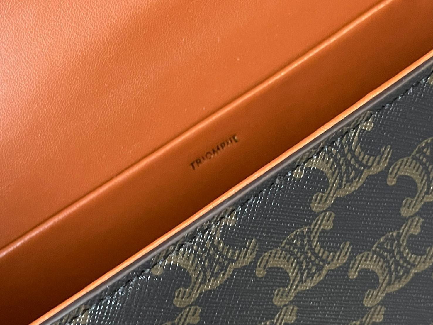 Celine Chain Shoulder Bag Cuir Triompe In Triompe เป็นกระเป๋าถูกประดิษฐ์ขึ้นในรูปทรงมินิมอล นับว่าเป็นกระเป๋าอีกหนึ่งรุ่นในซีรีส์ Triomphe ที่ได้รับความนิยมอย่างมาก โดยเป็นกระเป๋าสะพายไหล่ทรงสี่เหลี่ยมผืนผ้าที่อัดแน่นไปด้วยกลิ่นอายความคลาสสิกตามแบบฉบับของ