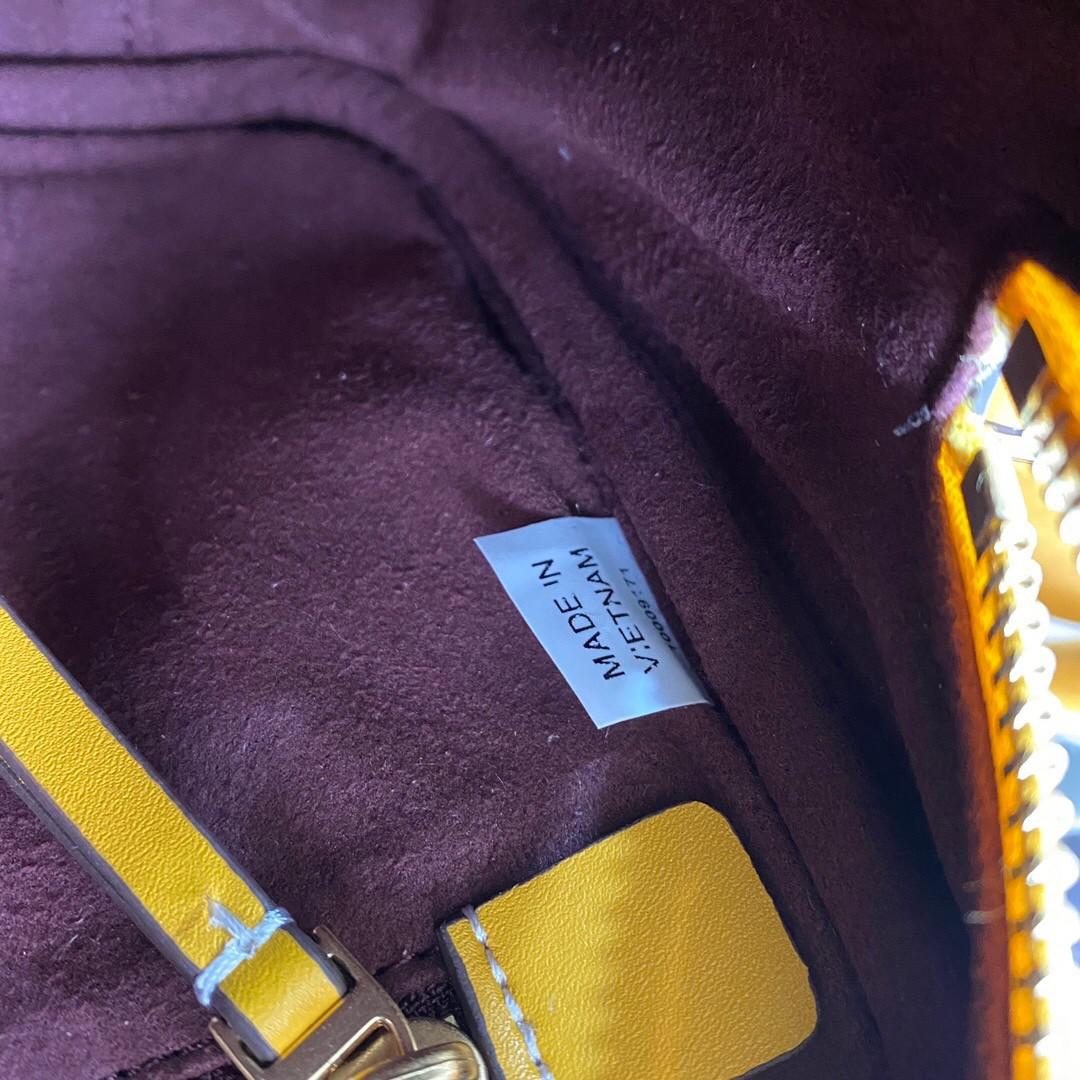 TORY BURCH T MONOGRAM JACQUARD CAMERA BAG กระเป๋าถือหรือสะพายข้าง ปักษ์ลายแบรนด์ วัสดุ Canvas ปักษ์ลายแบรนด์ เปิด-ปิด ด้วยซิป ภายในโล่ง มี1ช่องซิป1ช่องใส่ของจุกจิ๊ก ด้านหน้ามี1ช่องซิป สายยาวถอดสายได้ สวยเก๋ ไม่ควรพลาดเลยค่า