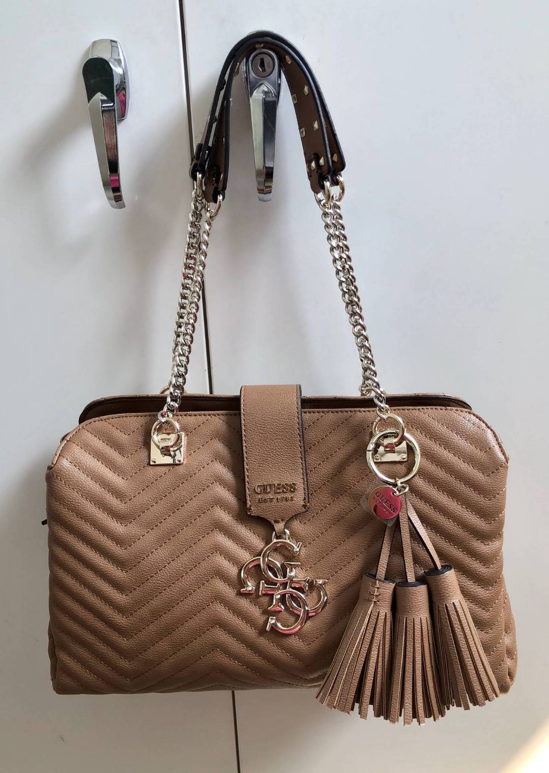 GUESS WOMEN’S VIOLET GIRLFRIEND SATCHEL SHOULDER BAG พร้อมส่งความสวยค่ะ!! กระเป๋าถือ สะพายไหล่ วัสดุเย้บหนังลายนวม หนังนิ่ม ทรงป่องสวยงามาก ด้านหน้าห้อยพวงพู่ยาวลงมาสวยมากๆทีเดียวค่ะ ปากกระเป๋าเปิดปิดแบบกระดุมแม่เหล็ก มีอะไหล่โลโก้แบรนด์หรู ช่องหลักแบ่ง เ