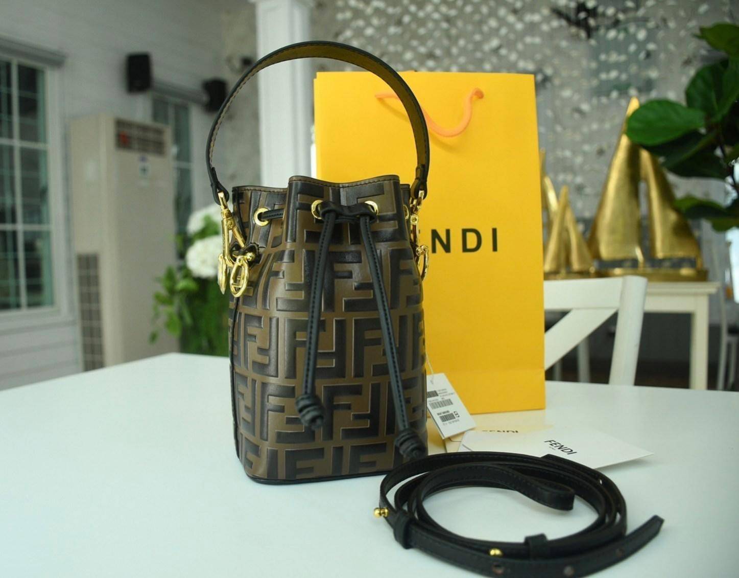 Fendi MonTresor mini Bucket Bag กระเป๋าถือหรือสะพายข้าง วัสดุหนังแท้หนังแข็ง ทรงขนมจีบ ลายแบรนด์ อะไหล่ทองหรูหรา จุของได้เยอะ น้ำหนักเบา ตั้งอยู่ทรง ด้านในโล่ง มี2สาย สายสั้น+ยาว ถอดสายได้ Crossbody ได้ สายยาวปรับระดับได้ คุ้มสุดๆ ใบนี้ไม่ควรพลาดค่ะ ดาราเ