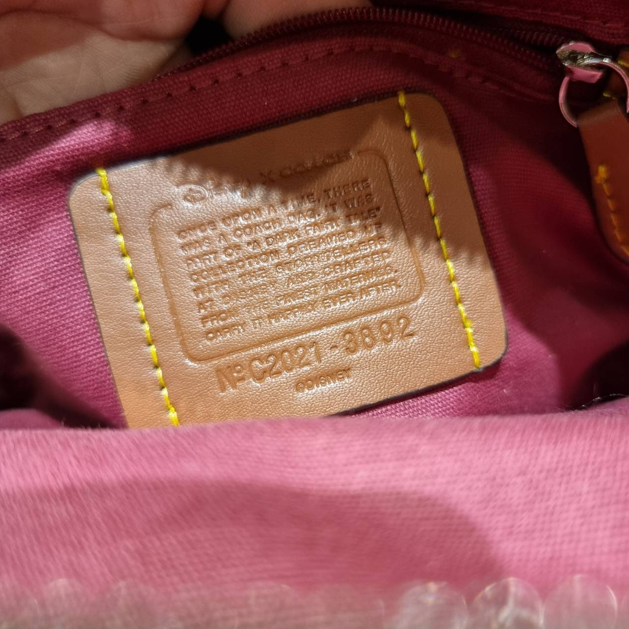 COACH 3892 DISNEY MICKEY MOUSE x COACH SIGNATURE SMALL BACKPACK เป้รุ่นลิมิเต็ดสุดหายาก!! คิ้วท์ๆ น่ารักน่าใช้มากๆ ด้วยดีไซน์ที่โดดเด่น 🎒💓 วัสดุหนังแคนวาสคุณภาพดี มีช่องซิปแยกให้หลายช่อง สายสะพายปรับได้ตามถนัด รุ่นนี้ขับผิวดีมากๆ ถ่ายรูปได