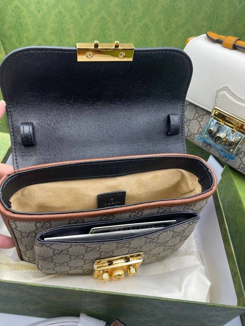 VIP GIFT 】หนังแท้ GUCCI mini Padlock bag GG Supreme canvas หนึ่งในแบรนด์เนมยอดฮิตระดับโลกที่สายแฟชั่นตัวจริงต้องมีสักใบในตู้ เพราะเป็นแบรนด์ที่เหล่าบรรดาเซเลปและดาราใช้กันเยอะมาก รุ่นก็เป็นอีกหนึ่งใบที่คุ้มค่าคุ้มราคามากค่ะ ด้วยดีไซน์ที่ใช้งานได้หลายโอกาส