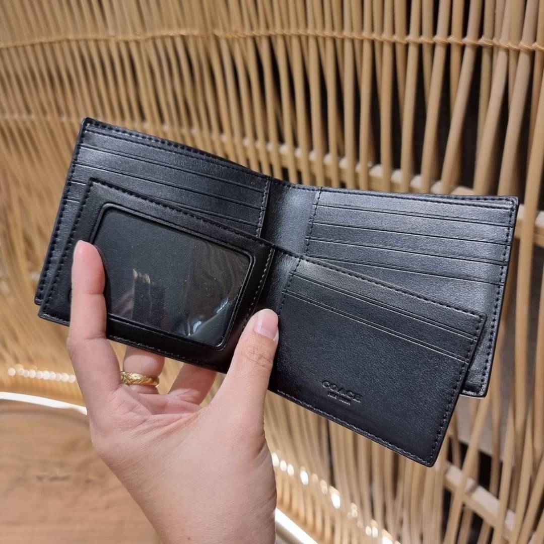 COACH DOUBLE BILLFOLD WALLET IN SIGNATURE CANVAS WITH WOLF MOTIF F31522 WITH GRAFFITI F37333 น้องชายสุดหล่อมาแล้ววว!! 😎 กระเป๋าสตางค์ใบสั้น เอาใจหนุ่มๆ ดีไซน์รูปหมาป่า สุดเท่ ด้านในกระเป๋าเป็นหนังแท้ มีช่องใส่บัตรเยอะ ใส่ธนบัตรได้ทุกชนิด และมี kee