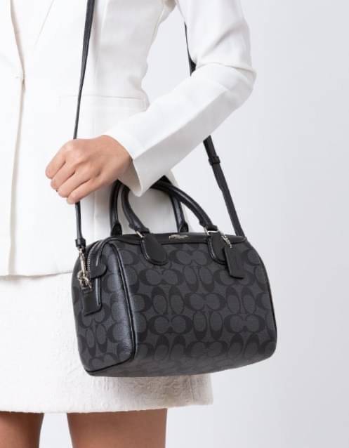 COACH NENNETT SATCHEL BAG((32203)) พร้อมส่งอีกครั้ง ห้ามพลาด! กระเป๋าทรงหมอน ทรงที่สาวๆต้องมีติดตัวไว้สักใบ! หนังแท้นิ่มสวยงาม เปิดปิดกระเป๋าแบบซิป ภายในกว้างสามารถใส่กระเป๋าเงินใบยาวได้ หรือของจำเป็นในชีวิตประจำวันของสาวๆได้หลากหลายเลยค่ะ มีช่องซิปและช่อ