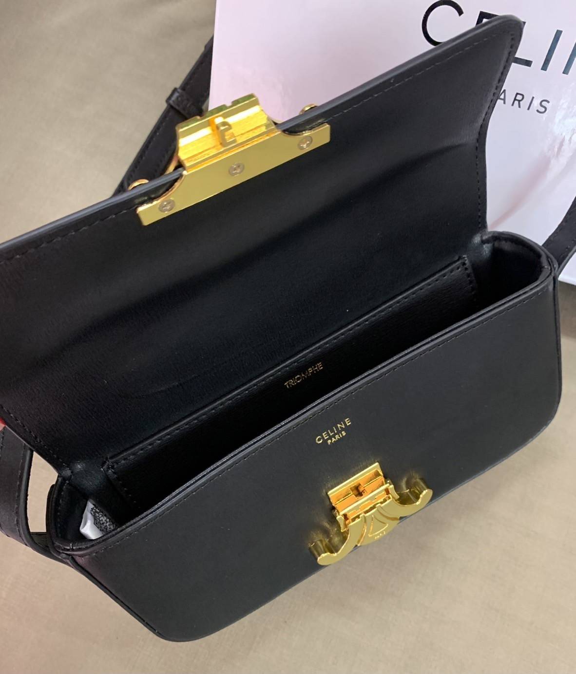 CELINE TRIOMPHE SHOULDER BAG VIP GIFT WITH PURCHASE-GWP พรีเมี่ยมกิ๊ฟ Limited Edition จาก CELINE PERFUME DUTY FREE COUNTER วัสดุหนังแกะสังเคราะห์เรียบ ดีไซน์ยอดนิยมสไตล์สาว LISA ทรงเหลี่ยมสวยหรูอยู่ทรง