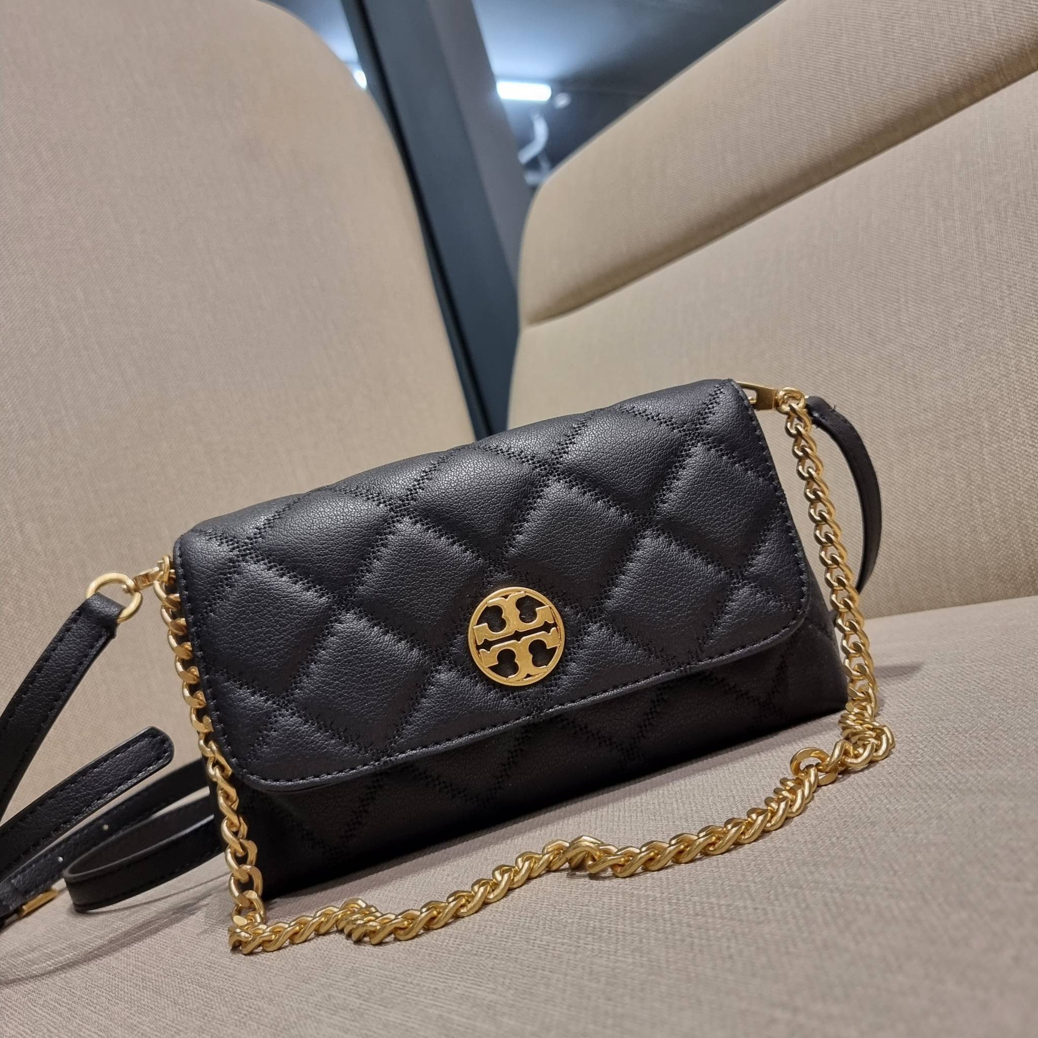 TORY BURCH WILLA MINI SHOULDER BAG ใหม่ล่าสุด พร้อมเสิร์ฟไม่ต้องรอพรีฯ กระเป๋าสะพายดีไซน์เลิศ ทรงสวย กะทัดรัด สะพายคล่องตัว ดีไซน์บุนวม เส้นคมสวยหรู